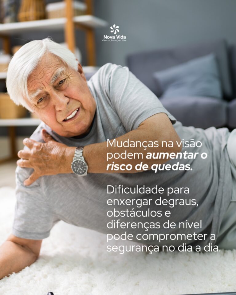 Idoso caído no chão, ilustrando a relação entre a saúde visual e o risco de quedas na terceira idade